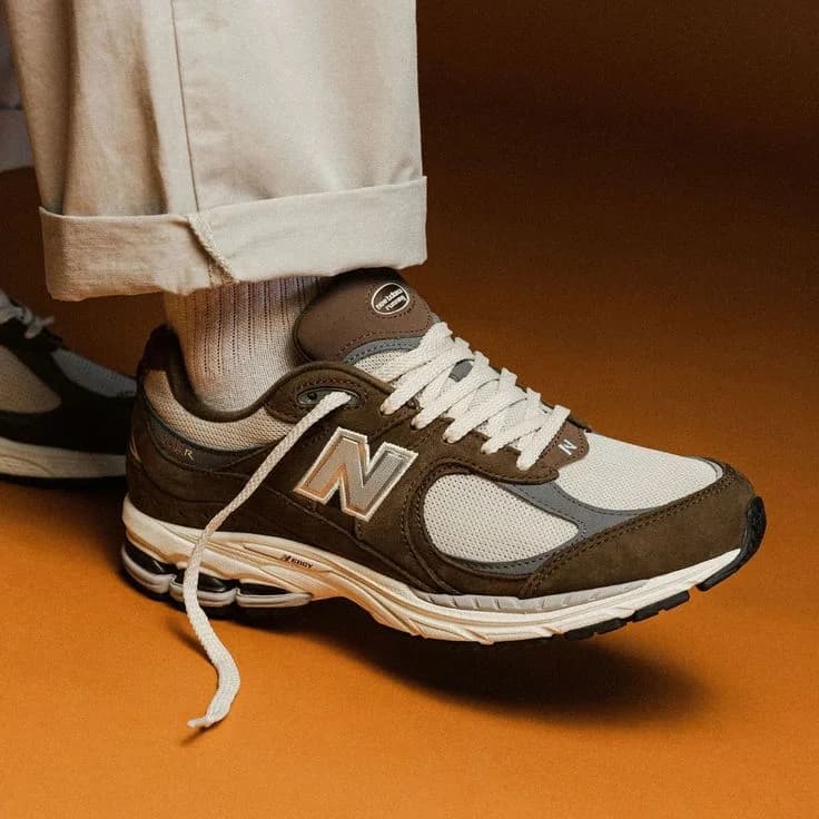 2002R Trainers in Brown / cream