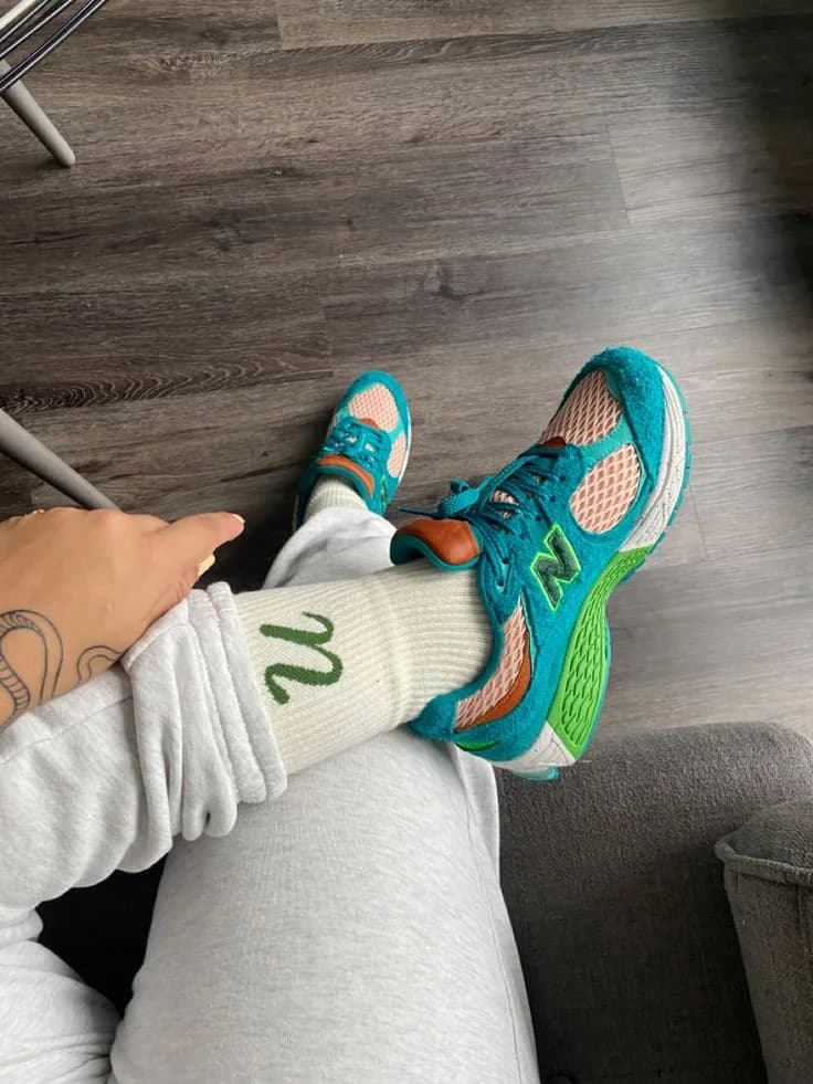 2002R Trainers in Teal / orange