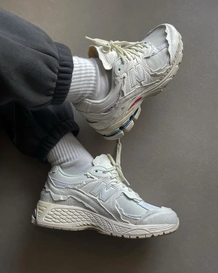 1906R Trainers in Silver