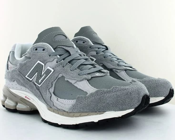 2002R Trainers in Silver grey