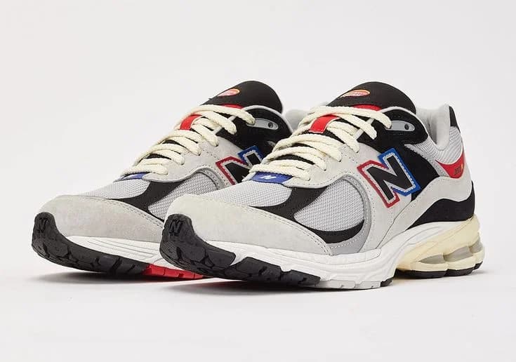 2002R Trainers in White / navy / red