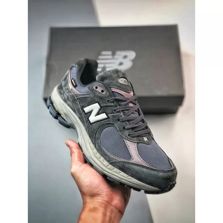 2002R Trainers in Charcoal