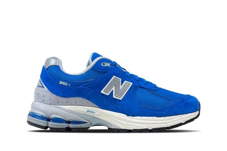 2002R Trainers in Cobalt blue