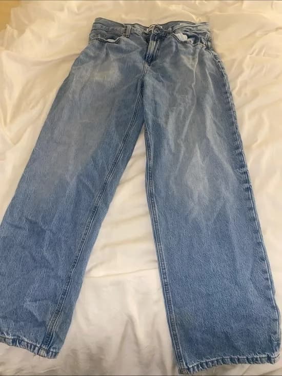 Low-Rise Slouchy Jeans in Light blue